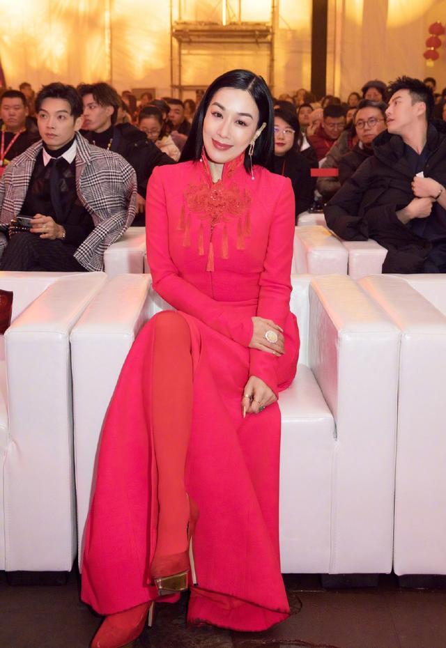 钟丽缇最新活动亮相，丝袜魅力展现变化之美与自信之光